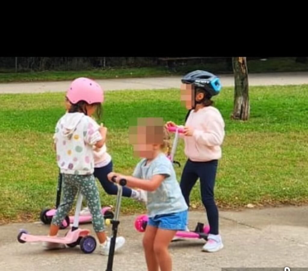 Niños jugando con monopatines