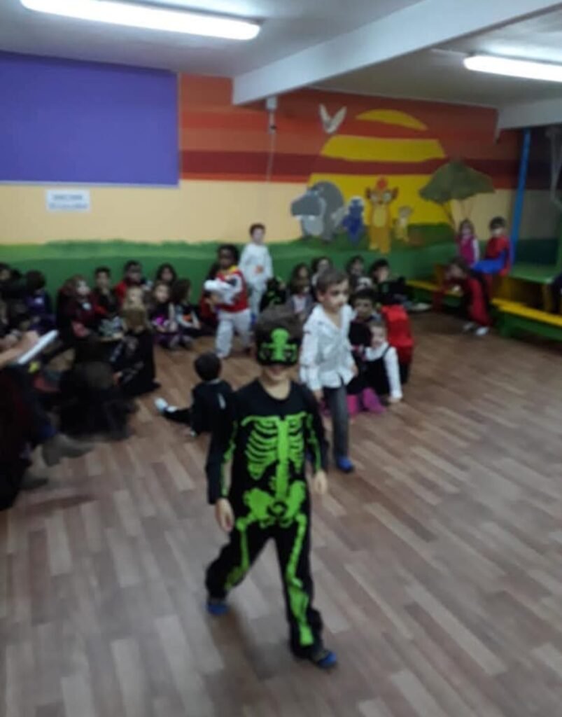 Niños con disfraces jugando