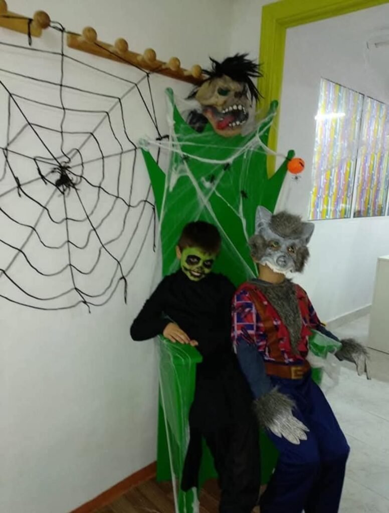 Niños disfrazados con decoración de halloween