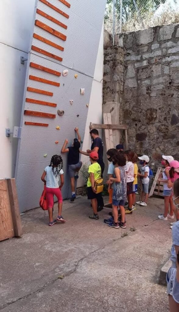 Niños mirando pared de escalada