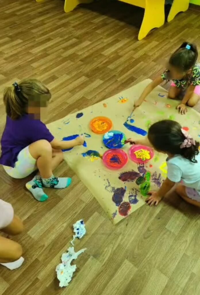 Niños dibujando en papel madera