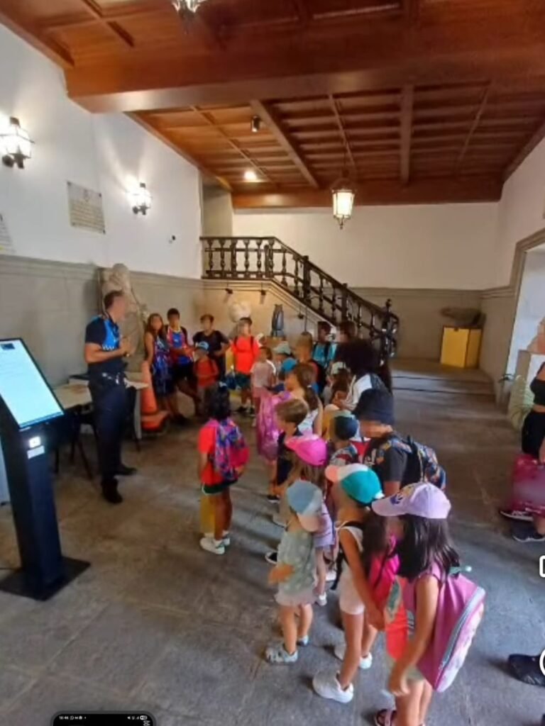 Niños en excursión a museo