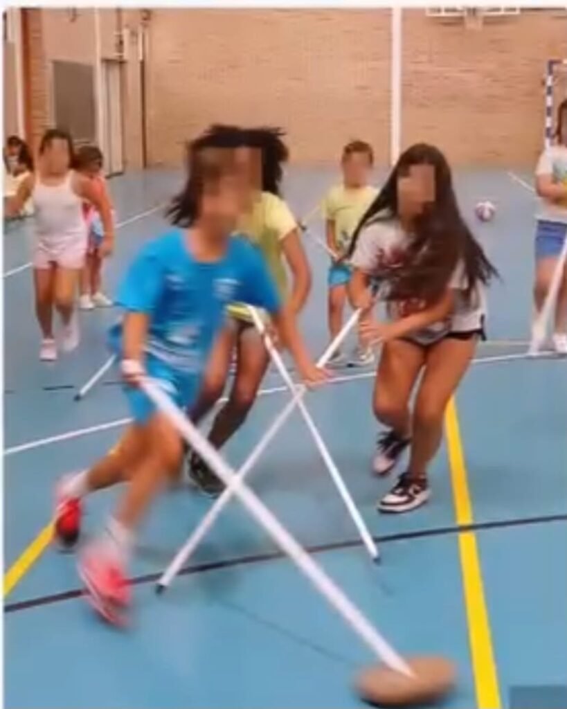 Niños realizando deportes