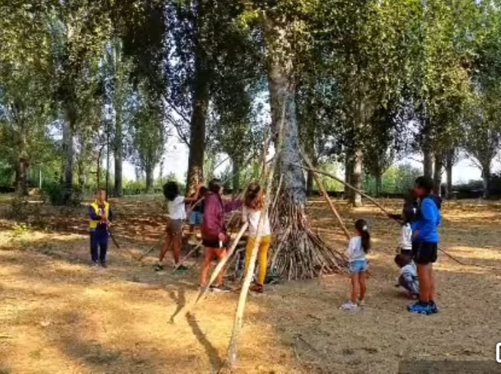 Niños jugando en la naturaleza